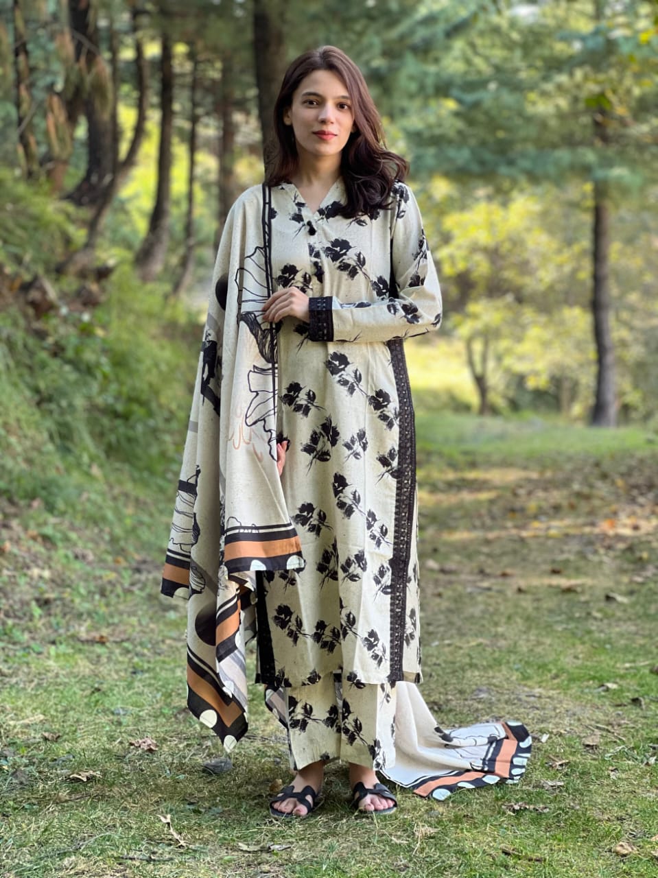 Elegant Side Baju Lace 3-Piece Set with Pants & Malmal Dupatta