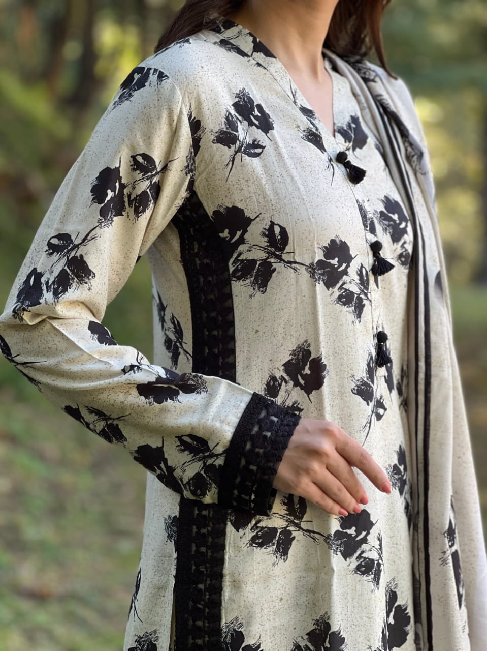 Elegant Side Baju Lace 3-Piece Set with Pants & Malmal Dupatta