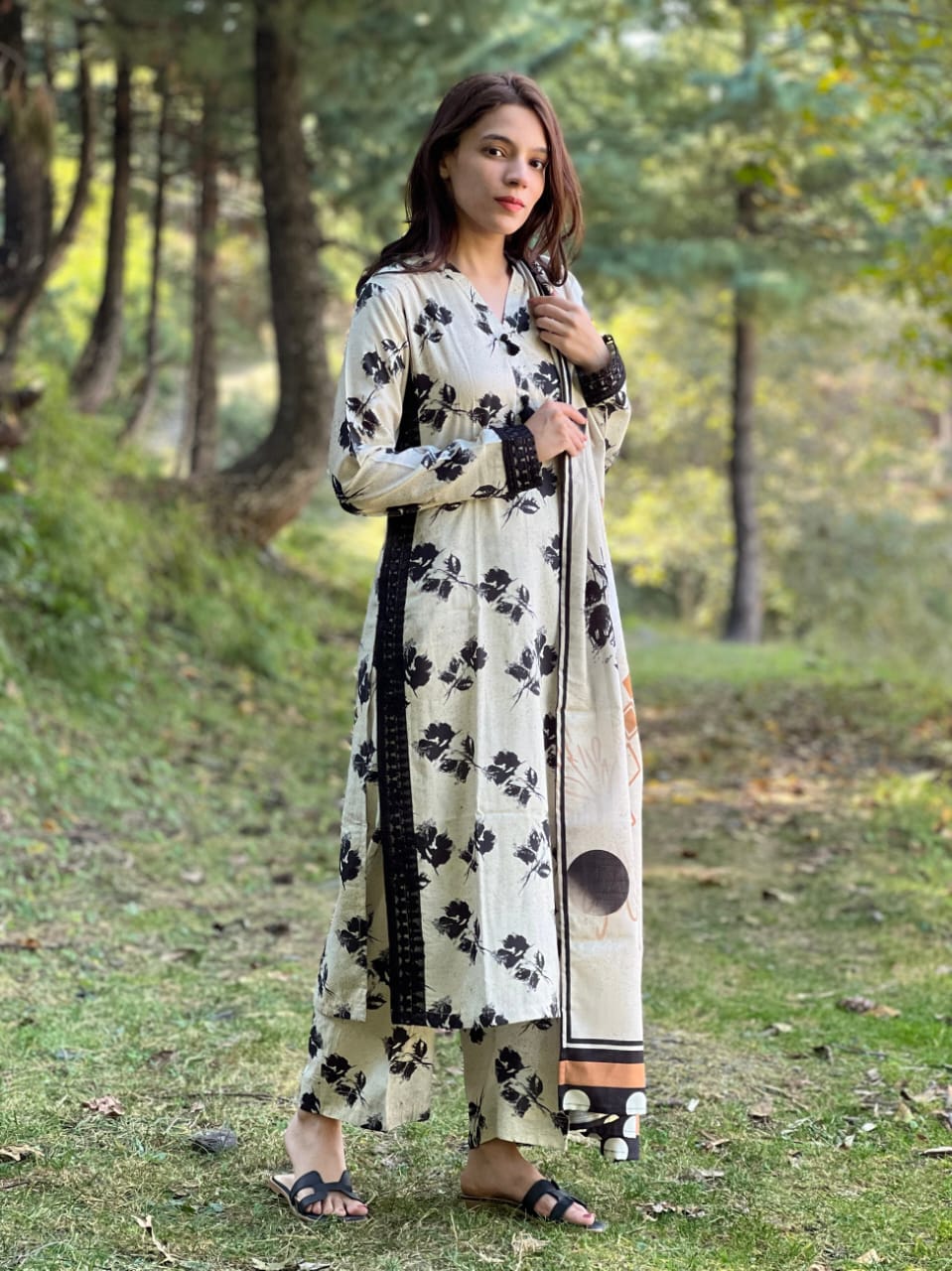 Elegant Side Baju Lace 3-Piece Set with Pants & Malmal Dupatta