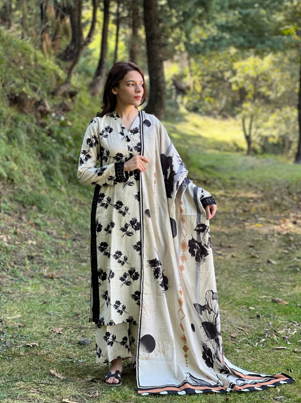 Elegant Side Baju Lace 3-Piece Set with Pants & Malmal Dupatta